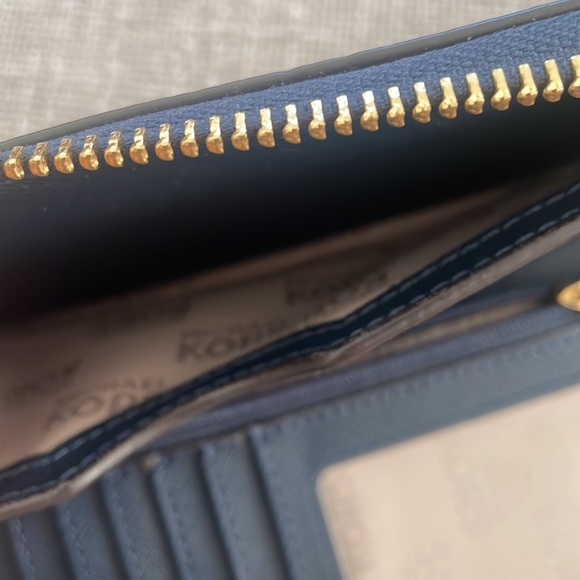 Michael Kors Wallet - Picture 4 of 5